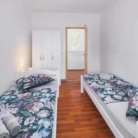 Feriehus Casa Viktoria With Private Garden And Bbq Kosinozici
