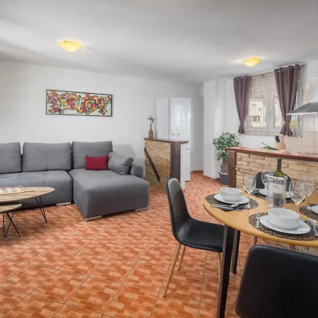 Feriehus Casa Viktoria With Private Garden And Bbq Kosinozici